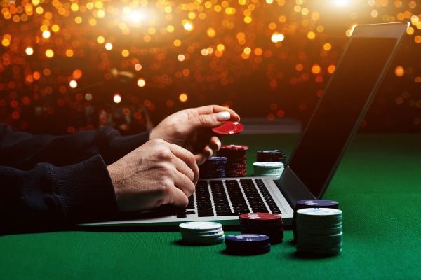 Myanmar Esports ကစားသမားများ International ပြိုင်ပွဲတွင် Live Betting ကစားနေသောမြင်ကွင်း